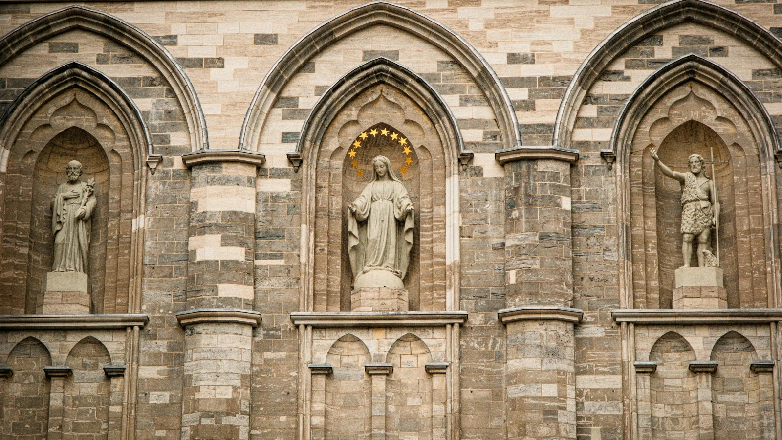 Nave dan kript dalam Katedral Bari Saint Sabinus