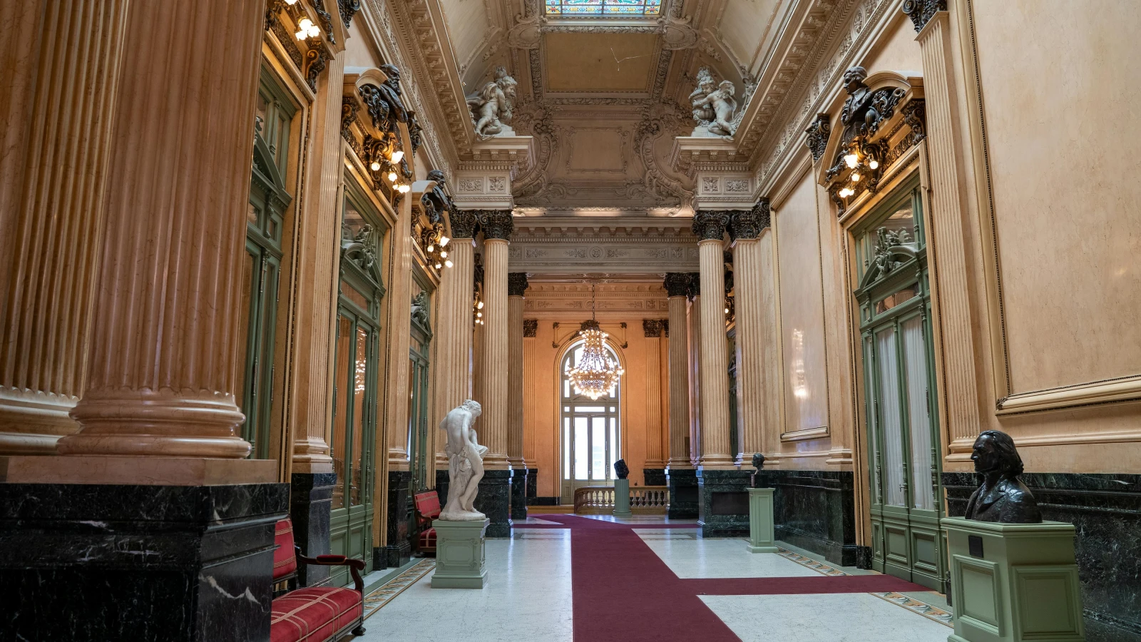 Teatro Petruzzelli Bari zewnętrzny - przewodnik po wynajmie samochodu