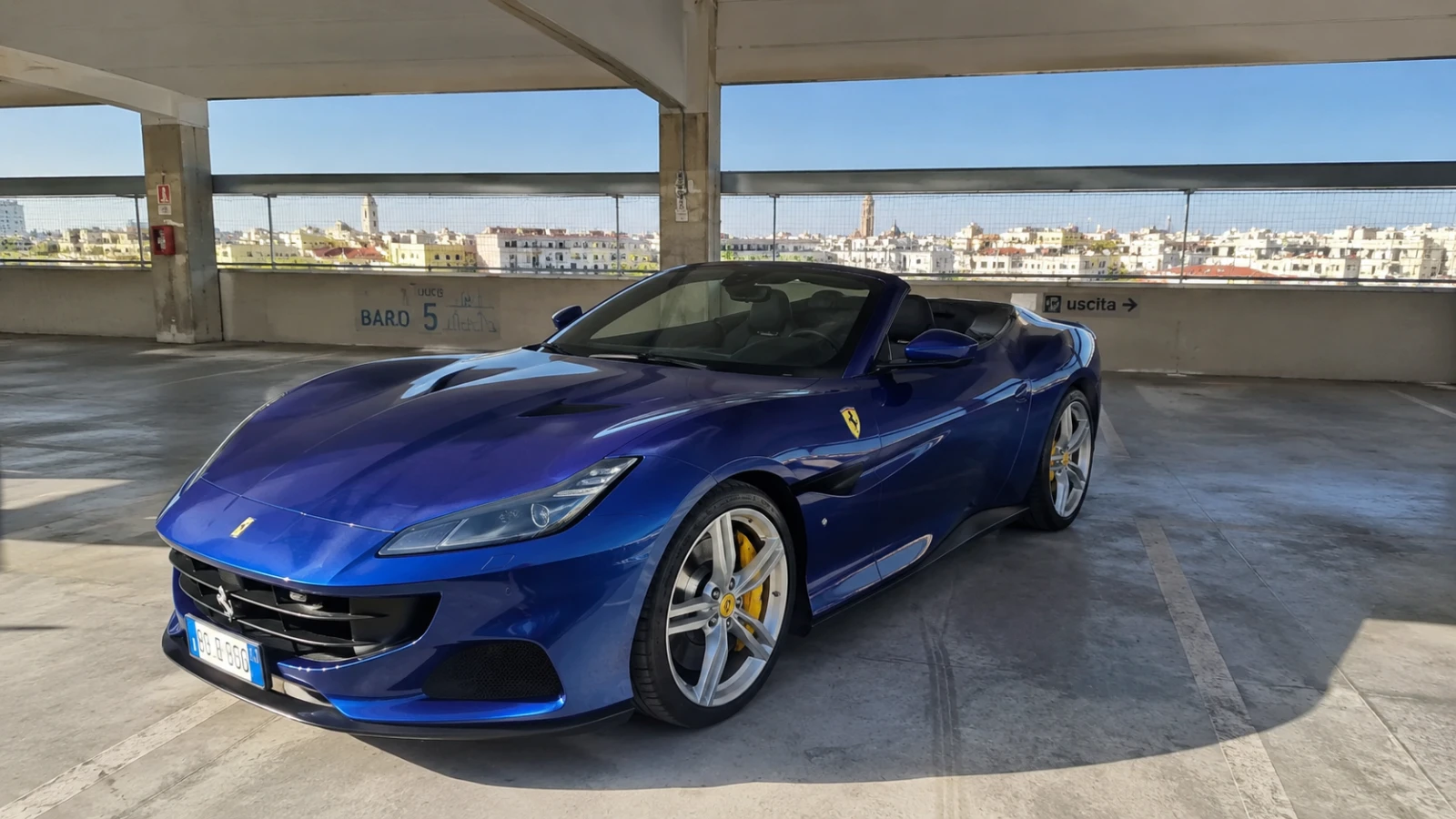 Noleggio cabriolet Ferrari Portofino M a Bari per un lusso viaggio in Puglia
