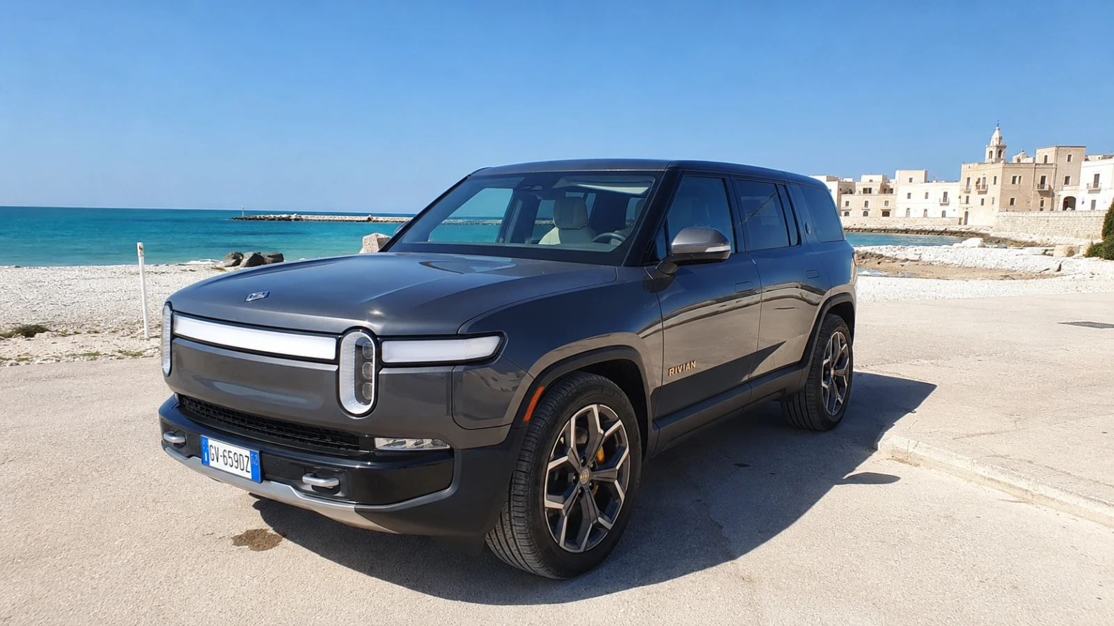 Noleggio SUV elettrico Rivian R1S a Bari per viaggiatori eco-consapevoli