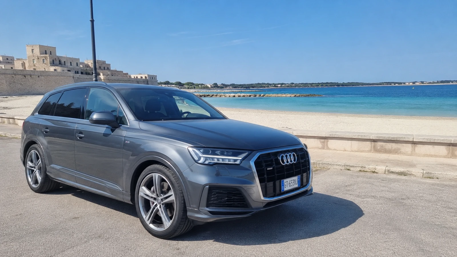 Noleggio SUV Audi Q7 a Bari per viaggi in famiglia attraverso la Puglia
